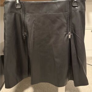 Chic Faux Leather Skirt With Zipper Details